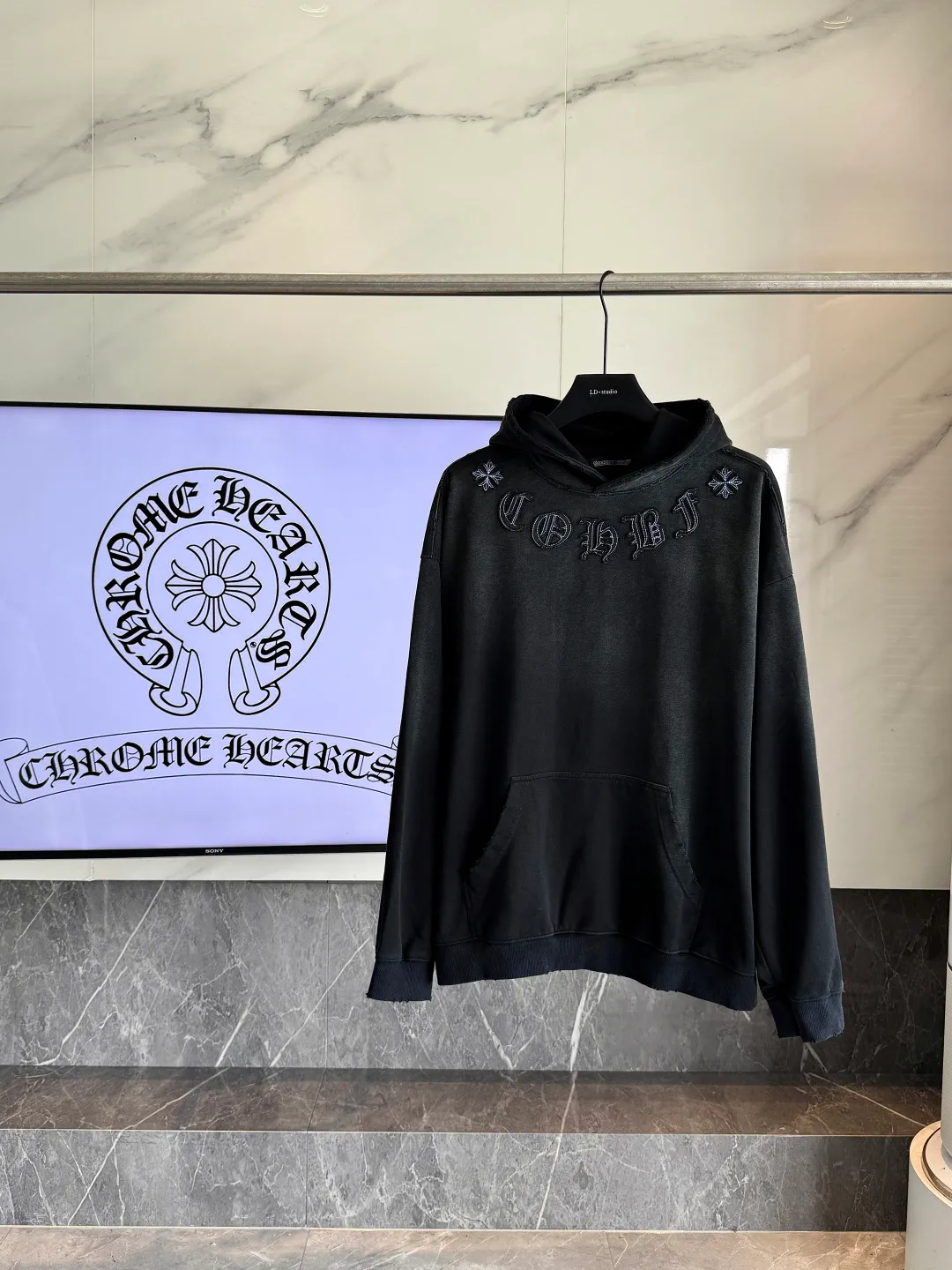 P330 🔥🔥🔥ceiling level 𝗖𝗵𝗿𝗼𝗺𝗲 𝗛𝗲𝗮𝗿𝘁𝘀/Cro Heart 2025 cross patch embroidery summer new original single counter American acid washed distressed laser burnt patch embroidery couple casual hooded sweatshirt 👑The highest version! Customized fabric 440g tripe terry fabric! American acid-washed and distressed original fabric laser burnt ✟appliqué embroidery and exquisite embroidery of letters! The best-selling model at the counter. It is very comfortable to wear. It is low-key yet luxurious. It is very classy when worn. The large size and tailoring are needless to say. The upper body is exquisite and vivid. 👍High-end first-class materials. A truly palace-level product. The cotton from Turkey is of outstanding quality. After heavy washing, the clothes are very soft! Not picky, the upper body is absolutely stylish and extremely luxurious. Auxiliary materials: The original model has been authenticated and labeled ➕100% silk washed with water label. Genuine purchase-grade original hangtag➕matching hanging rope➕3D hanging beads➕original packaging bag. Craftsmanship: The original version has consistent wiring! The highest version of the armhole matching technique! Countless times of pattern making to 100% restore the original appearance! The correct version is the same for men and women, super eye-catching, super good-looking, and super atmospheric! Color: White Black Royal Blue Size: S-XL